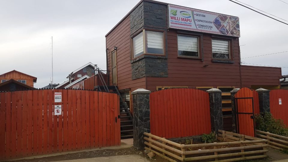 Fachada de la sede de Willi Mapu en Cañete: edificio de dos pisos con letrero de OTEC y Escuela de Conductores.
